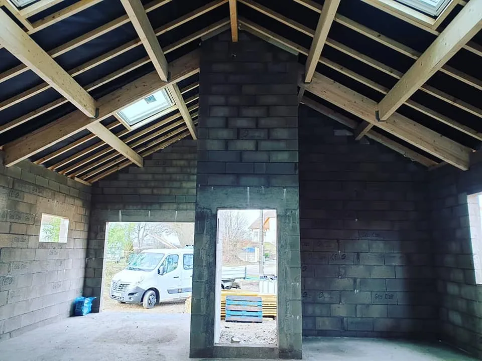 Charpente bois vue de l’intérieur d’une maison en construction, chevrons et pannes — Maçonnerie Altan