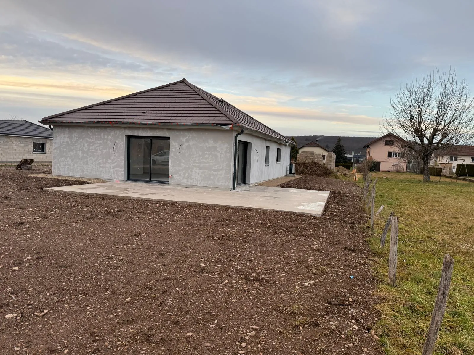 Maison neuve avec charpente quatre pans à Besançon — Maçonnerie Altan