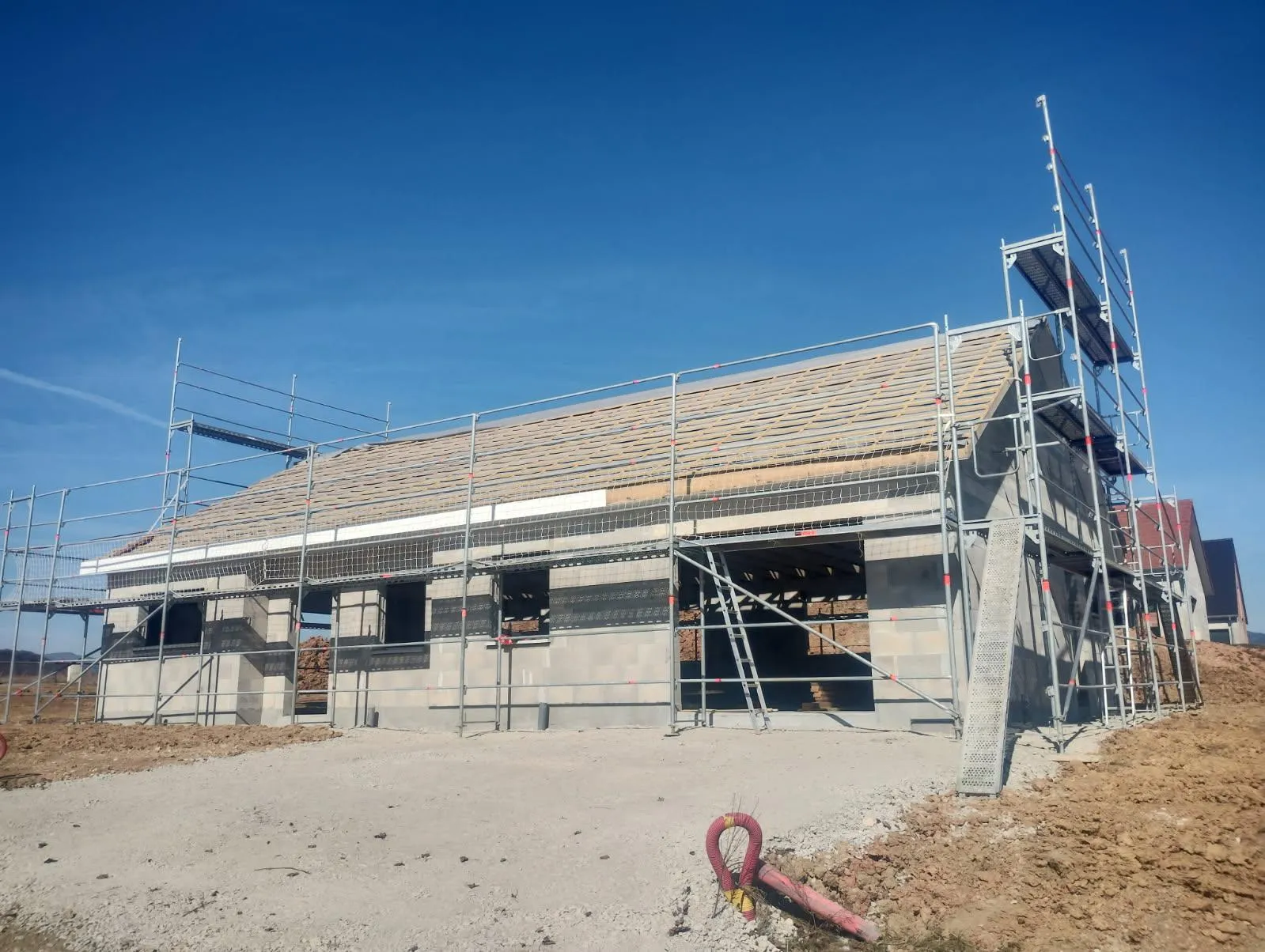 Charpente bois en cours de pose sur une maison à Phaffans, Territoire de Belfort — Maçonnerie Altan