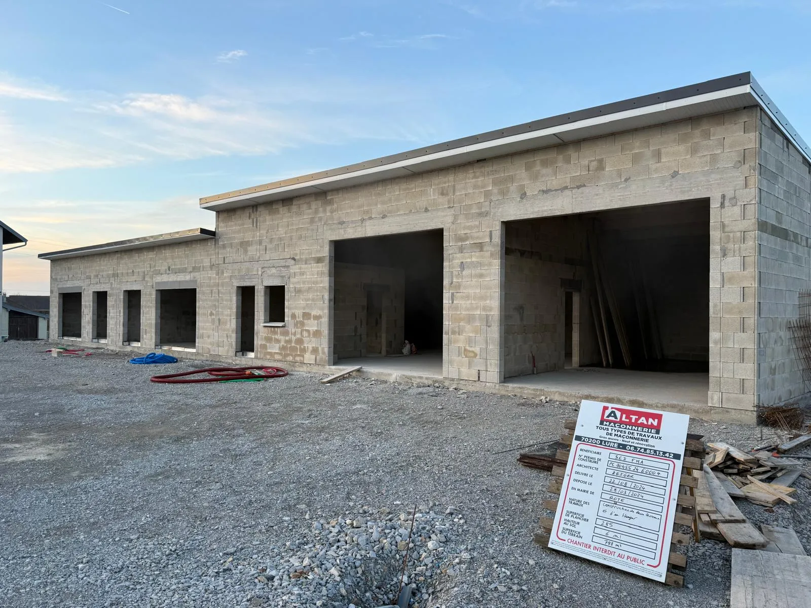Façade du bâtiment d’activité en parpaing à Roye — Maçonnerie Altan