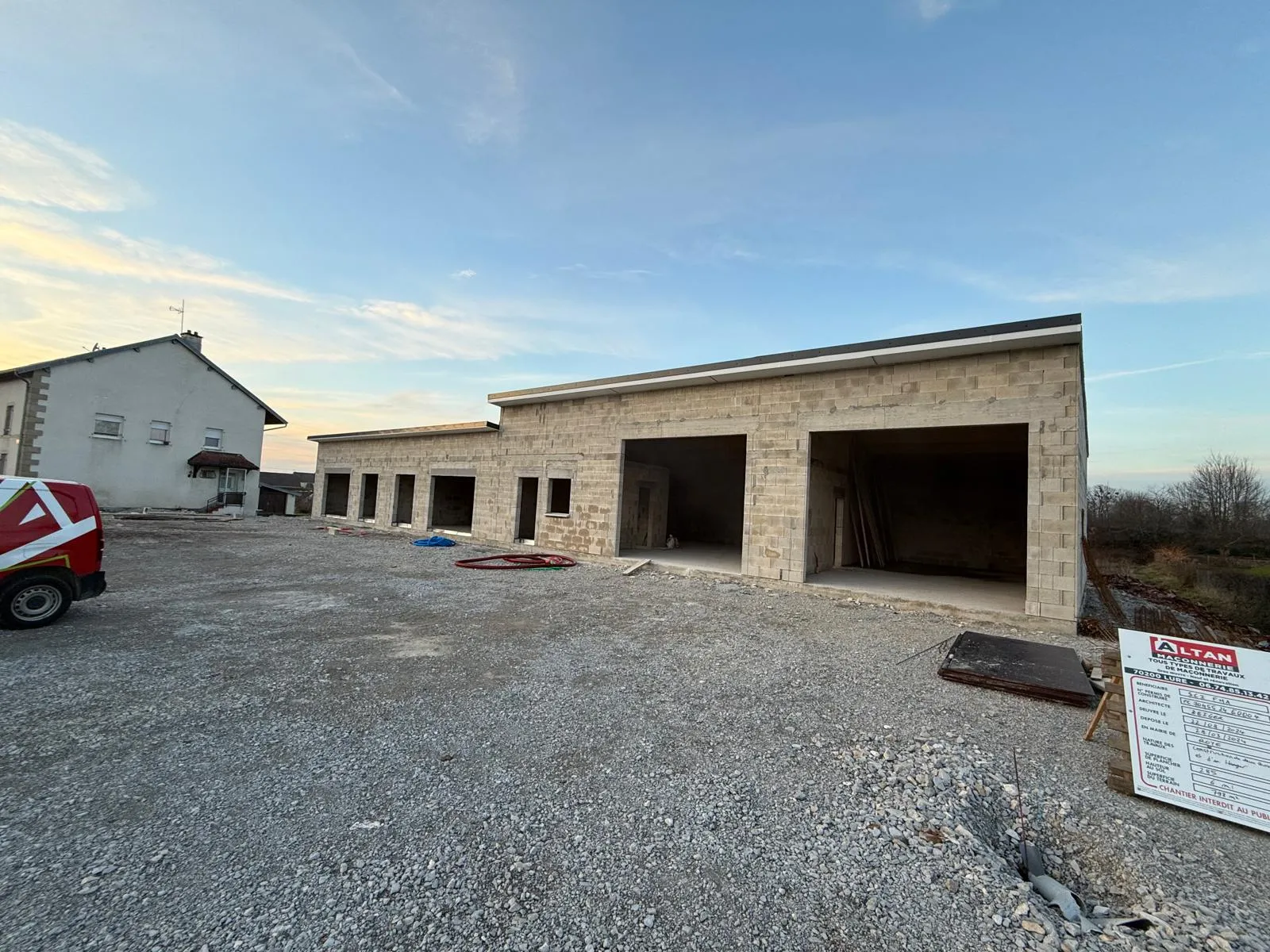 Bâtiment commercial en agglos à Roye, Haute-Saône — Maçonnerie Altan