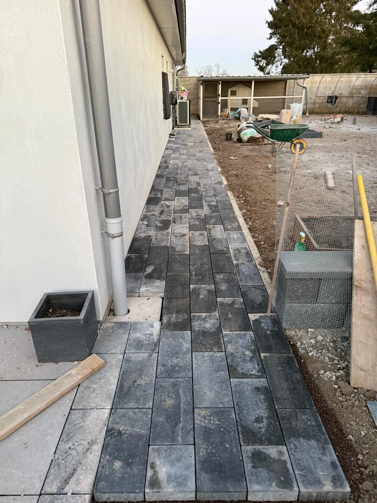Allée pavée avec bordures et jardinière béton — Aménagement extérieur Altan