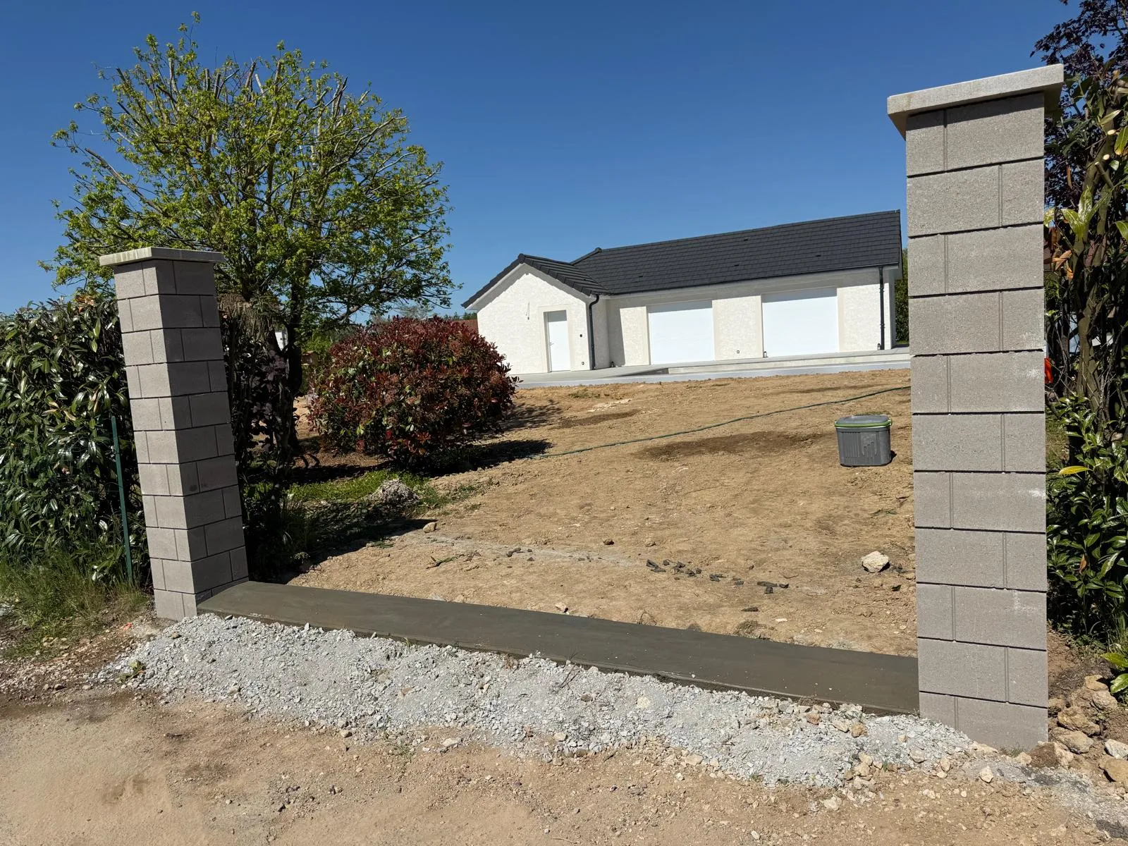 Piliers d’entrée et muret en blocs béton à l’entrée d’une propriété — Aménagement extérieur Altan