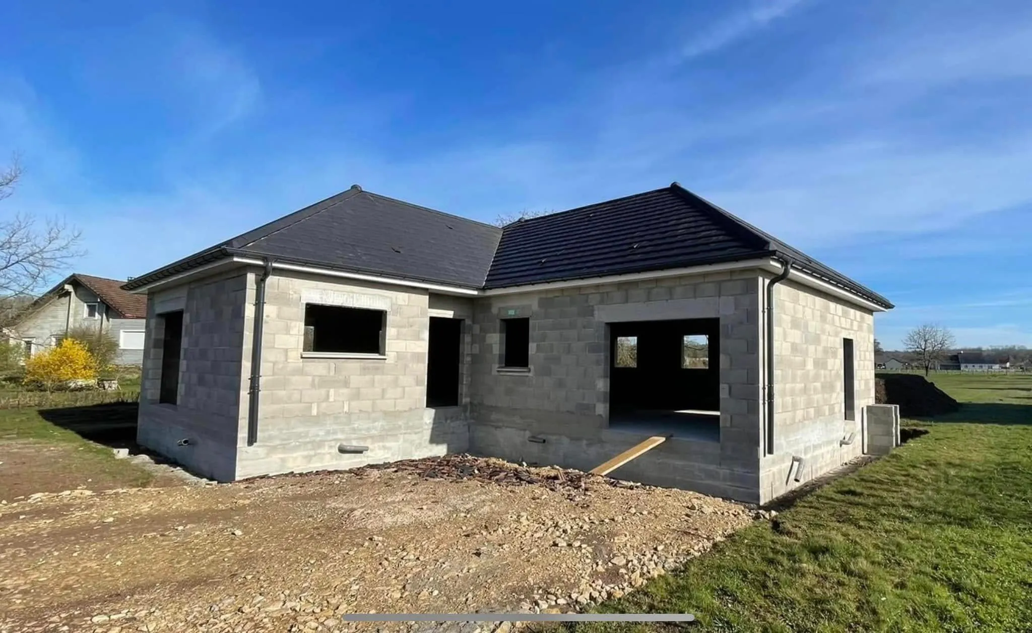 Murs porteurs en parpaing d’une maison neuve en Franche-Comté — Maçonnerie Altan