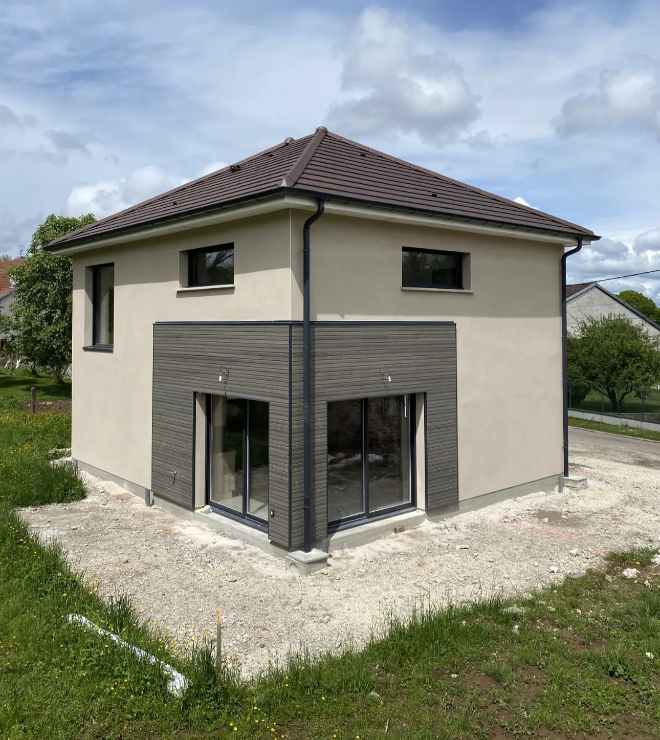 Maison contemporaine à étage avec bardage bois en Haute-Saône — Maçonnerie Altan