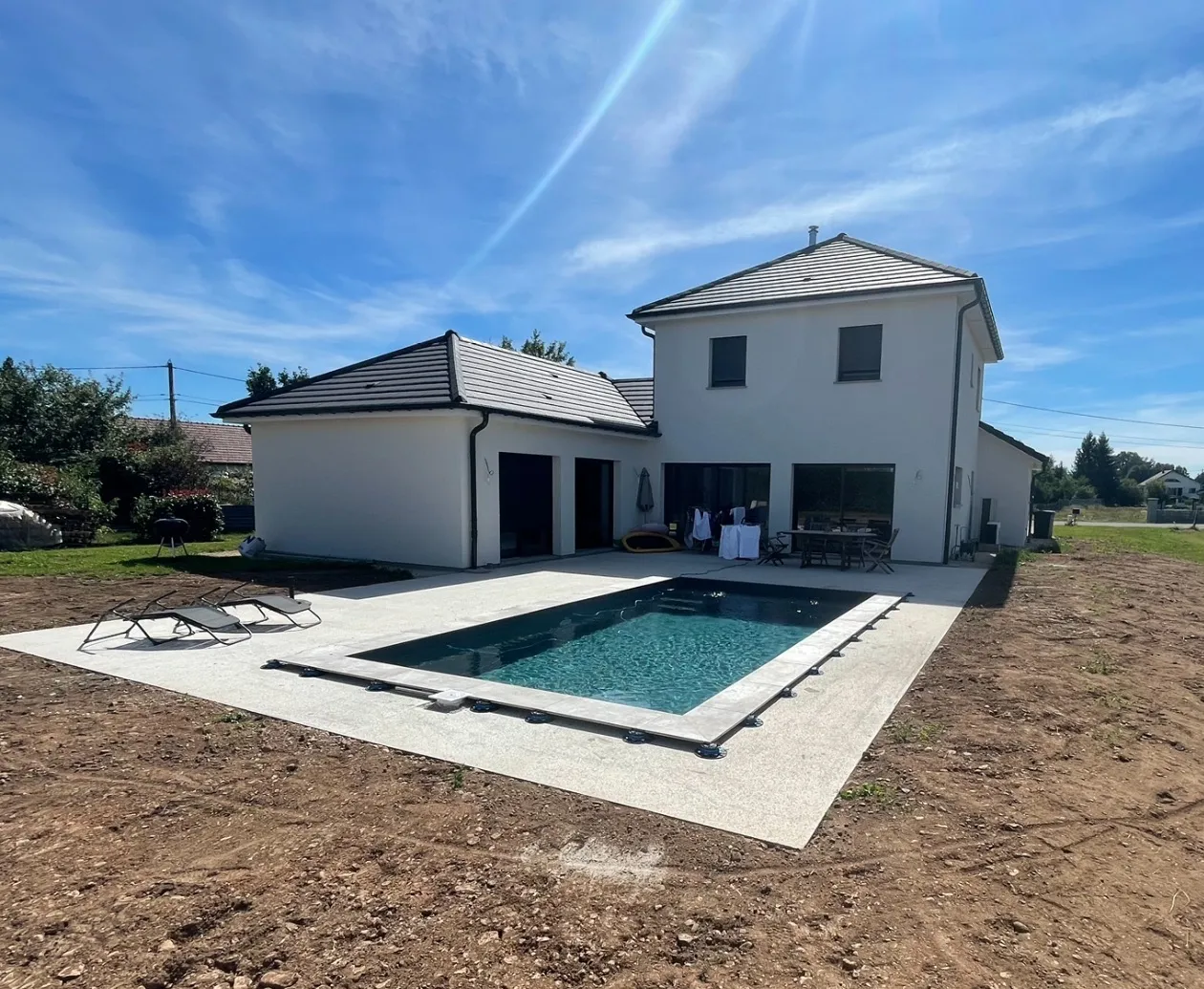Maison avec piscine béton et terrasse en Haute-Saône — Aménagement extérieur Altan