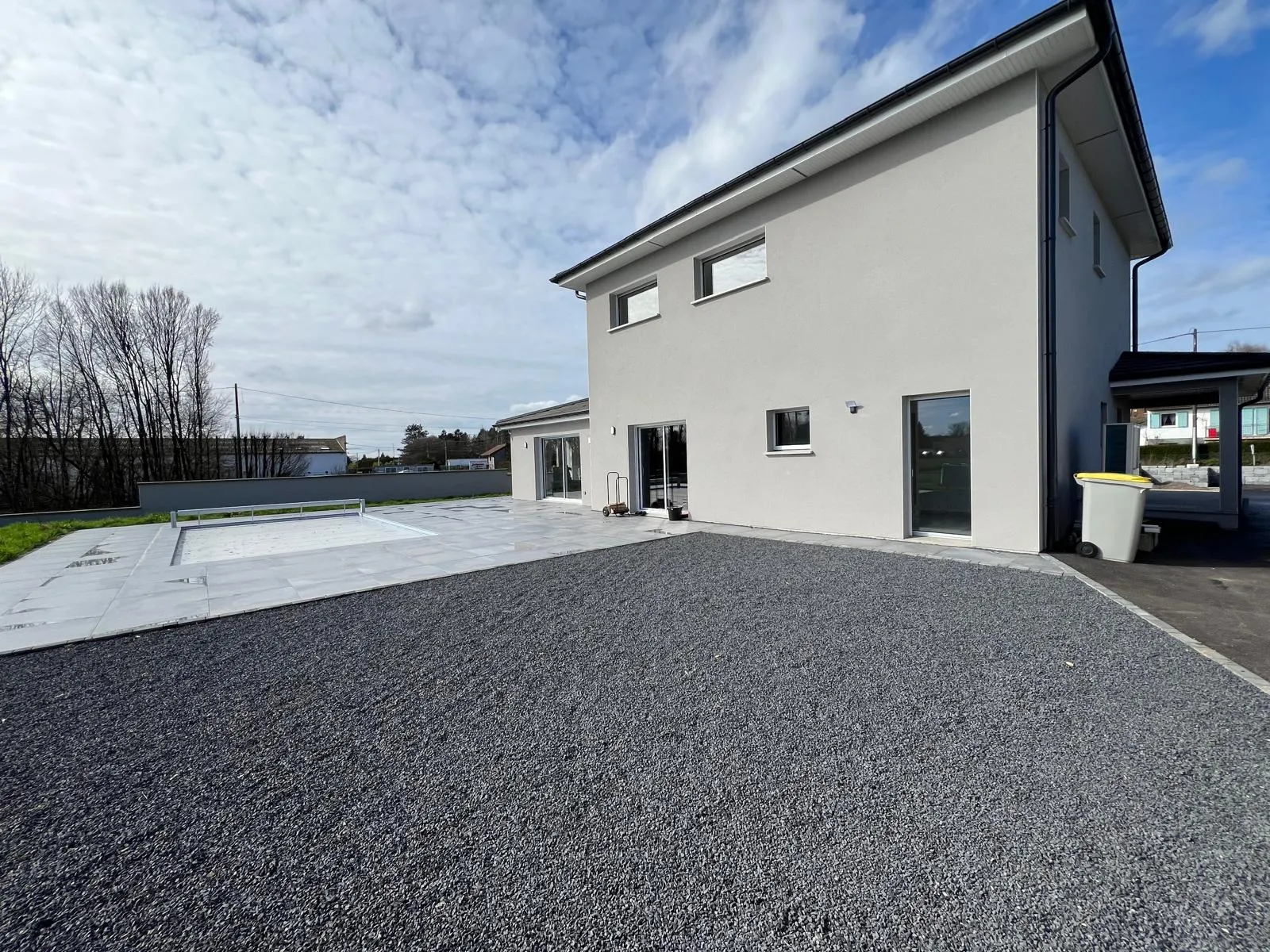 Maison avec terrasse et piscine béton en Haute-Saône — Aménagement extérieur Altan